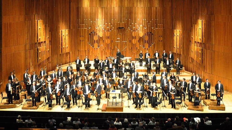 John Georgiadis leading the London Symphony Orchestra